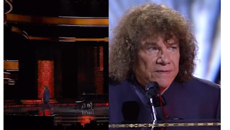 Riccardo Cocciante, il lapsus, la fuga dal palco dei David di Donatello e il ritorno. «È tutto dal vivo, può succedere» - Il video