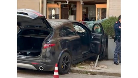 Lecce, tentato furto in gioielleria: inseguimento e arresto dopo schianto