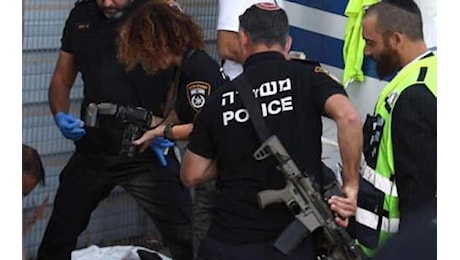 Attacco terroristico vicino Tel Aviv, investito un giovane