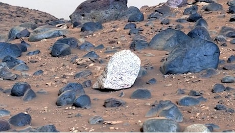 Marte, rocce blu sulla superficie del pianeta: le spettacolari immagini della Nasa