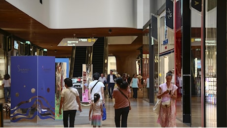 Nell’oasi del centro commerciale a Citylife per mettere l’afa in pausa: “Almeno qui si respira”