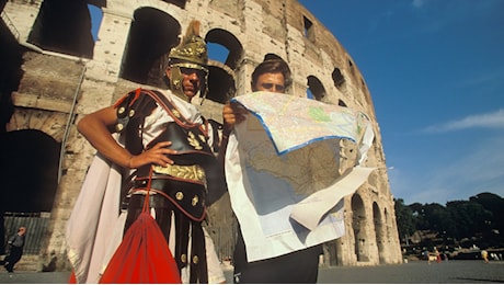 La bizzarra idea di Airbnb di far combattere i turisti al Colosseo come gladiatori