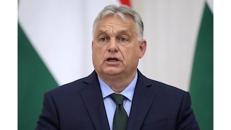 Orbán fa il giramondo da presidente di turno dell’Ue. Che lo sconfessa
