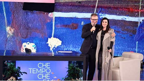 Laura Pausini da Fabio Fazio fa il Signal for Help contro la violenza sulle donne e scherza con la sua migliore amica Paola Cortellesi