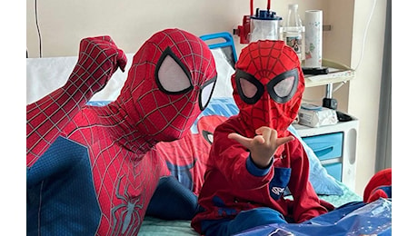 Tumori pediatrici: Checco, a soli quattro anni, affronta la sua battaglia contro il cancro accompagnato da “Spiderman”