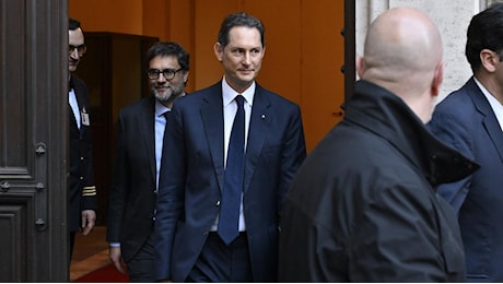 Stellantis, John Elkann: 2024 deludente, ma rilancio già iniziato. Assemblea approva buonuscita a ex ad Carlos Tavares