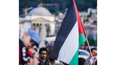 I pro Palestina ignorano il divieto della Questura sul 7 ottobre: La fiaccolata di Torino si fa lo stesso