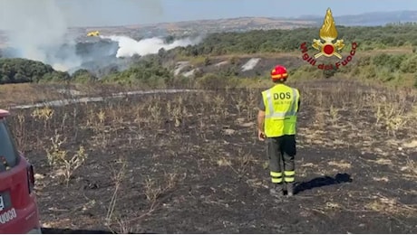 Incendio nel bosco intorno a Cesano: Canadair in azione