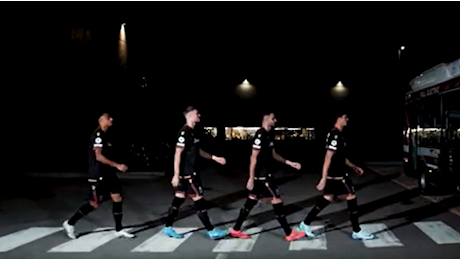 Bologna total black contro il Liverpool: maglia presentata in stile Abbey Road