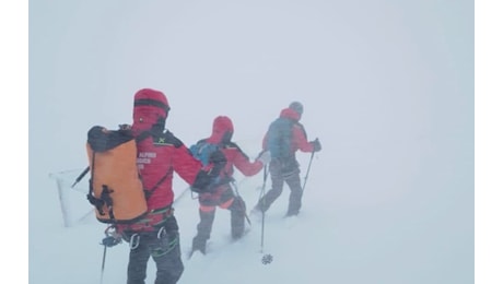 Maltempo in Abruzzo, bufera di vento e neve con danni e disagi: impossibile raggiungere alpinisti bloccati