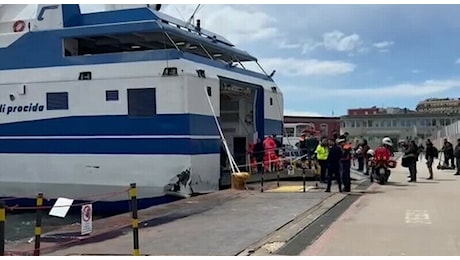 Allerta meteo a Napoli, traghetti fermi al porto: venti forti e temporali