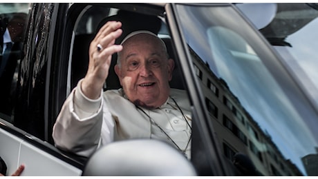 Papa Francesco: «Roma piena di cantieri, vuol dire che è viva». Paura al corteo, attiviste anti-corrida assaltano l'auto