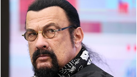 Steven Seagal choc, fedeltà a Putin: Pronto a morire per lui. E può arruolarsi per la guerra in Ucraina