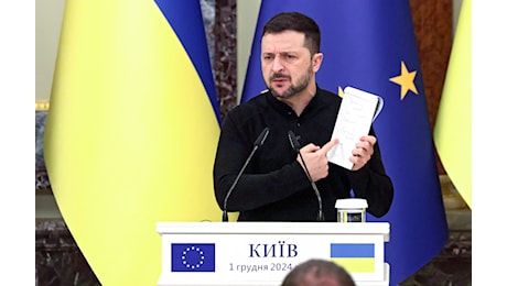 Ucraina, Zelensky detta all’UE le condizioni per la tregua: “Più armi e un invito nella Nato”