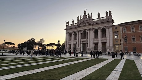 Inaugurata la nuova Piazza San Giovanni per il Giubileo 2025: prato, fontane illuminate e giochi d'acqua