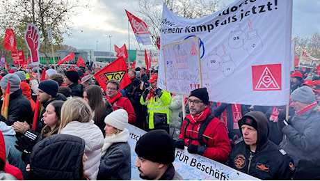 Volkswagen, maxi-sciopero contro i tagli. Il sindacato: “Sarà la battaglia più dura di sempre”