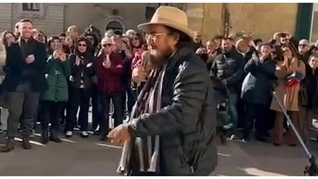 Lecce, Al Bano travestito da artista di strada: sorpresa in piazza Duomo