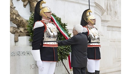 Mattarella all’Altare della Patria, il Capo dello Stato rende omaggio all’Unità Nazionale e alle Forze Armate