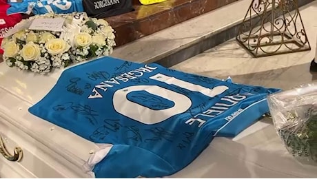 Napoli, le maglie degli azzurri sull'altare ai funerali del piccolo Daniele