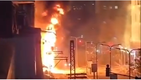 I rottami di un missile lanciato dal Libano innescano un incendio in strada a Tel Aviv: il video del rogo