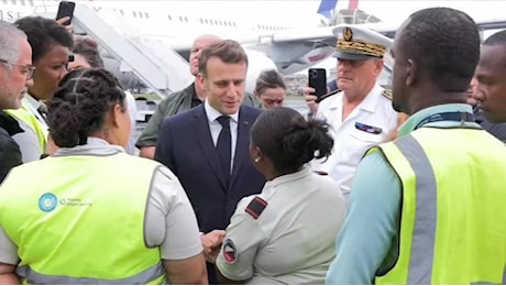 Il presidente Macron arriva sull'arcipelago di Mayotte devastato dal ciclone