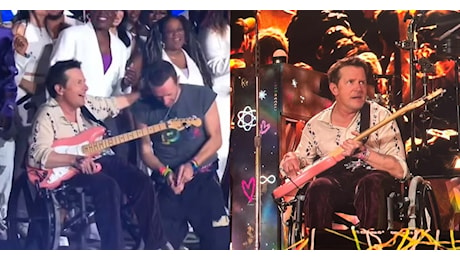 Michael J Fox a sorpresa con i Coldplay sul palco di Glastonbury: l’attore suona “Fix You” e “Humankind”