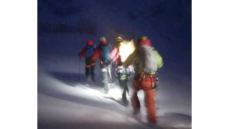 Alpinisti bloccati sul Gran Sasso, condizioni meteo migliorate: i soccorritori tentano un nuovo avvicinamento