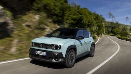 Prova Renault 4 E-Tech Electric: tra passato e futuro, il crossover a batterie in stile rétro (video)