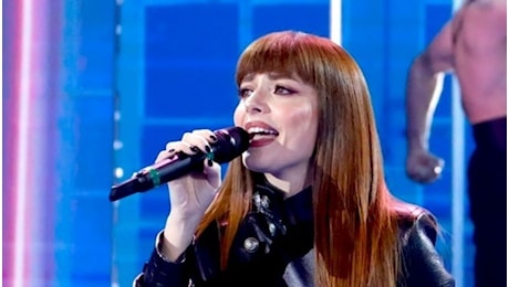 Annalisa torna ad Amici e fa un regalo (già cult) a Maria De Filippi