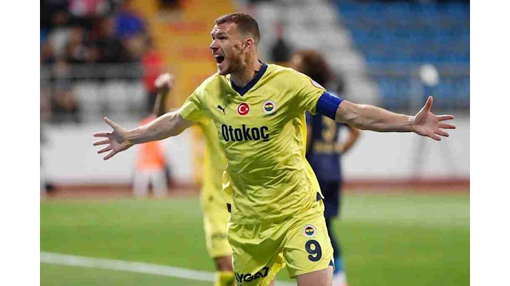Edin Džeko nel mirino della Fiorentina: possibile ritorno in Serie A - Europa Calcio Edin Džeko nel mirino della Fiorentina: possibile ritorno in Serie A - Europa Calcio