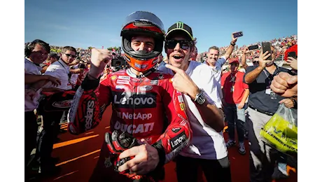 Pecco Bagnaia ricorda come Valentino Rossi abbia elevato gli atleti italiani e come si sente come se 'stessimo tornando a quei livelli'.