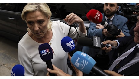 Marine Le Pen accusa Macron: Capi di polizia e gendarmeria, golpe amministrativo