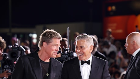 George Clooney e Brad Pitt: il più grande spettacolo sul red carpet della Mostra del cinema di Venezia