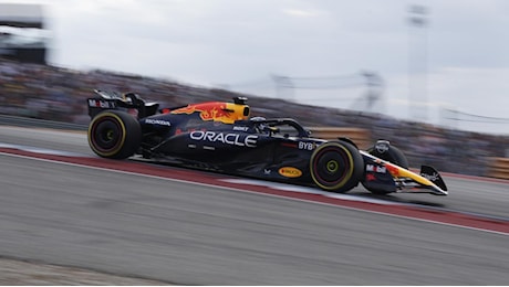 Verstappen rialza la testa dopo le polemiche: si prende la Sprint davanti a Sainz e Norris