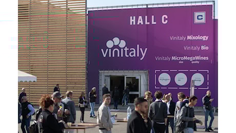 Un Vinitaly a prova di dazi. La fiera italiana del vino vince la sfida con ProWein e Wine Paris