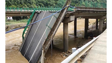Cina, crolla un ponte per il maltempo: almeno 11 morti e 30 dispersi