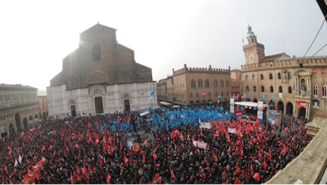 Manifestazione a Bologna, in migliaia per lo sciopero generale, Landini al corteo: «Vogliamo rivoltare il Paese come un guanto»