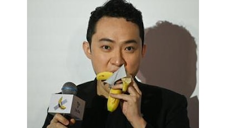 Justin Sun ha mangiato la banana di Cattelan, l'ha pagata 6,2 milioni