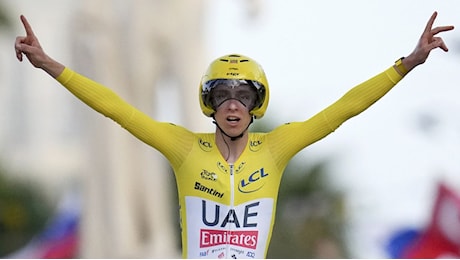 Tour de France, Tadej Pogačar vince il terzo titolo in 5 anni: è doppietta con il Giro d'Italia