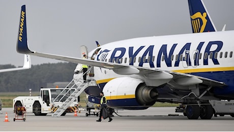 Bestemmie, birre e sigarette: passeggero costringe l’aereo diretto a Malpensa a tornare indietro