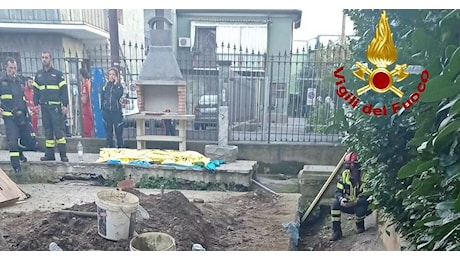 Uomo sepolto dalla smottamento di uno scavo nel terreno di una casa nel Milanese