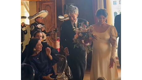 Fiorello show al matrimonio della figlia Olivia: i video della festa