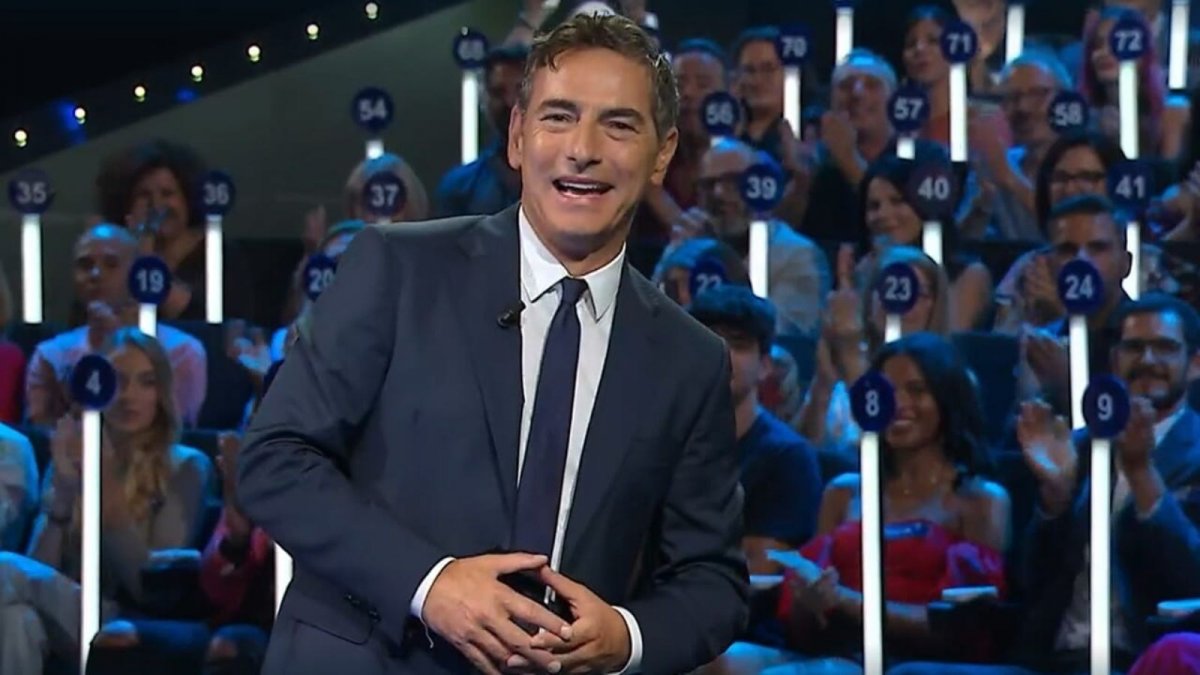 Ascolti TV sabato 14 giugno: Chi può batterci? vince ma senza brillare, Laura Pausini non decolla