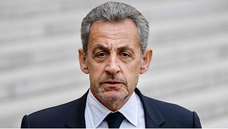 Sarkozy condannato a 3 anni, dovrà indossare un braccialetto elettronico