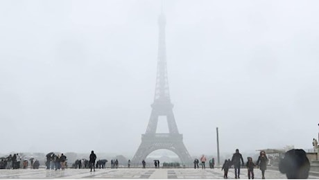 Francia, a Parigi cade la prima neve della stagione: strade e monumenti imbiancati per la gioia dei turisti