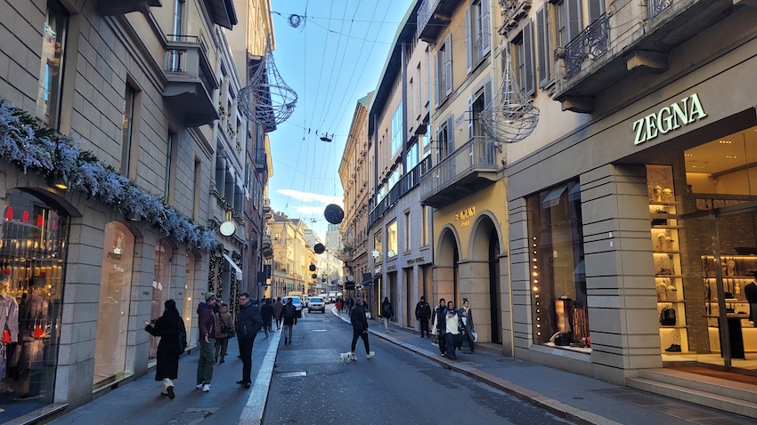 Shopping Di Natale, Prevale La Prudenza. In Italia La Moda Perde La ...