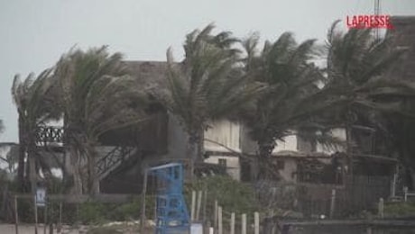 Messico, uragano Beryl verso località turistiche: spiagge evacuate