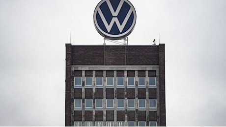 Germania, sindacato Ig Metall annuncia accordo con Volkswagen: nessuna chiusura ma tagli fino a 2030