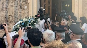 Thomas Luciani, in centinaia ai funerali. La lettera della nonna Olga: «Giovani, cambiate questo mondo marcio»