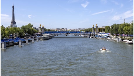 Niente triathlon nella Senna inquinata a Parigi 2024, ennesimo rinvio: perché il fiume non è balneabile